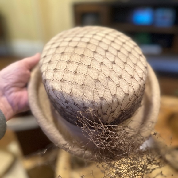 Vintage Creamy Tan Hat from the 40’s - Picture 4 of 4